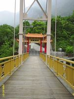 Brug naar de poort bij de tempel in Taroko